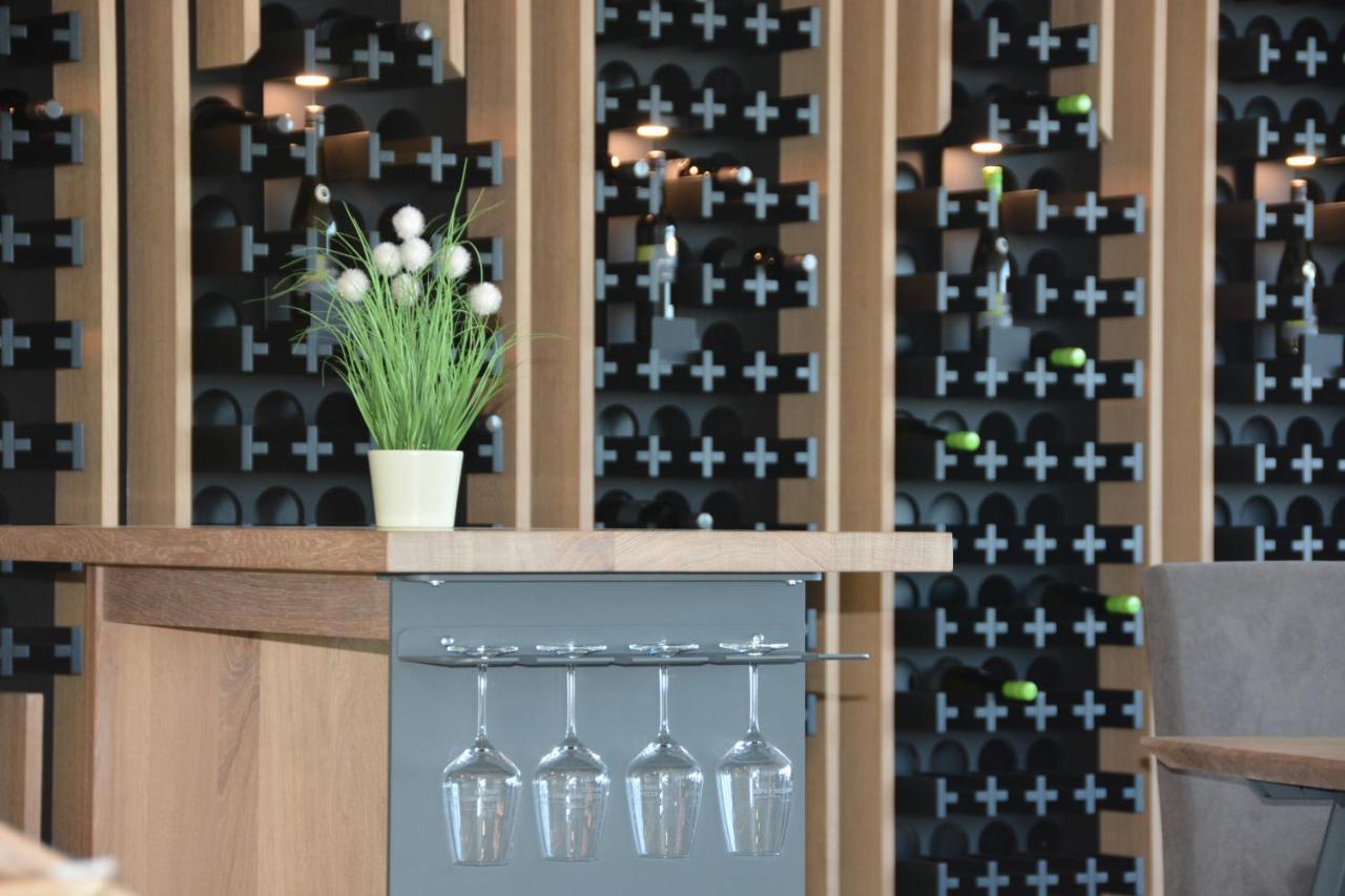 Weingut Bugner Meizelhof Klein-Winternheim Exteriör bild